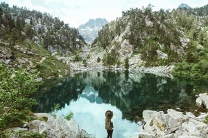Wanderer an einem Bergsee in den spanischen Pyrenäen